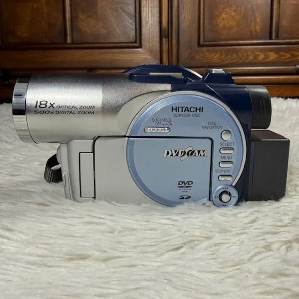 Hitachi DZ-MV550A DVD CAM 18x Optical 500x Digital Zoom Camcorder